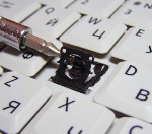 Как правильно и быстро снять клавиши с клавиатуры ноутбука