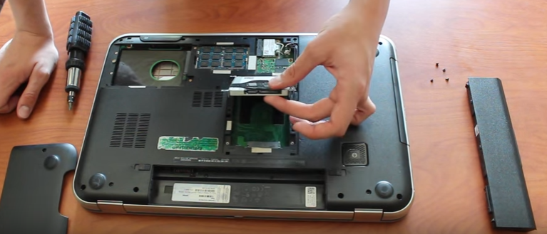 как поменять жесткий диск на ноутбуке